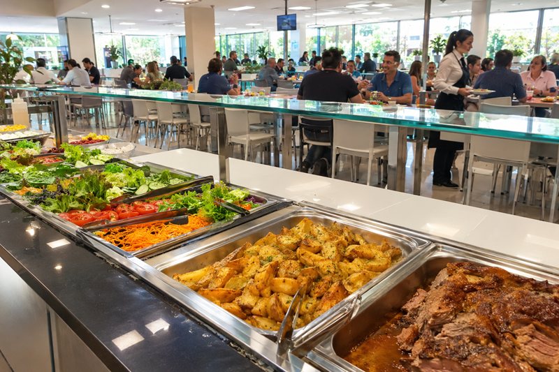 Comedor en planta operado por +FOOD